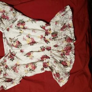 Flower printed cropped blouse with sheer sleeves.